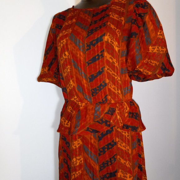 peplum, crew-neck, rust crepe printed dress, vintage from late 1970s-early 1980s - Picture 10 of 15
